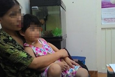Đang ăn cơm, bố lôi con gái 4 tuổi ra cứa cổ