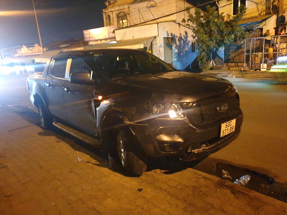 Giải cứu nhiều người bị xe bán tải tông văng xuống kênh trong đêm - 2 Giải cứu nhiều người bị xe bán tải tông văng xuống kênh trong đêm - 2