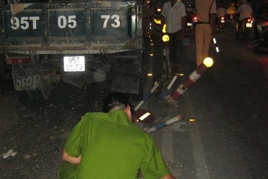  Xe tải mất lái đâm vào giải phân cách