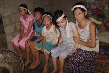 Cô bé 15 tuổi thay cha mẹ nuôi chị bại não và 2 em thơ