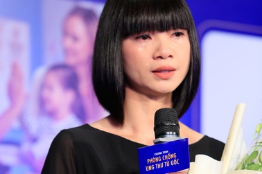 Siêu mẫu Hạ Vy bật khóc khi nhớ về người bạn qua đời vì ung thư