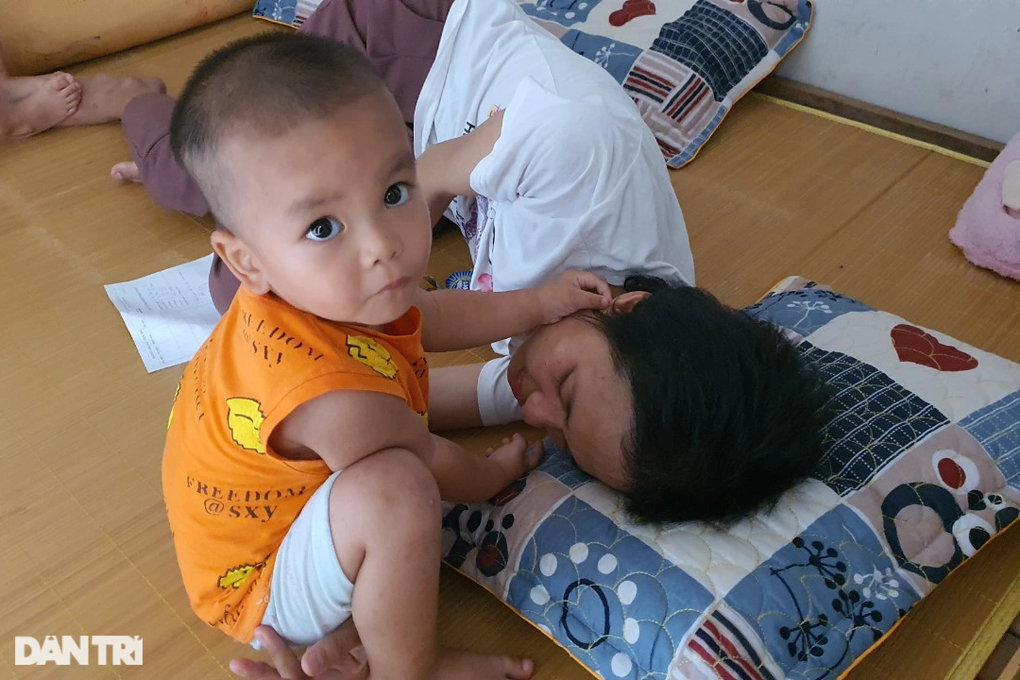 Nghẹn đắng nỗi lòng của người mẹ 2 con mắc ung thư bỏ điều trị về chờ chết - 5 Nghẹn đắng nỗi lòng của người mẹ 2 con mắc ung thư bỏ điều trị về chờ chết - 5