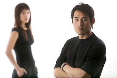 4 cách ứng xử phổ biến của một ông chồng hèn