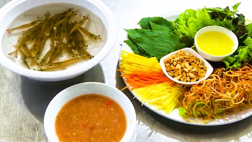 Món tôm bò nhảy tanh tách trong miệng, thách thức thực khách ở Quảng Ninh - 4 Món tôm bò nhảy tanh tách trong miệng, thách thức thực khách ở Quảng Ninh - 4
