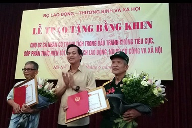 Bộ LĐ-TB&XH trao bằng khen tới 2 lão nông dũng cảm tố cáo tham nhũng