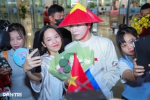 Đức Phúc về nước: Fan dậy từ 3h, mang nón lá tặng thần tượng