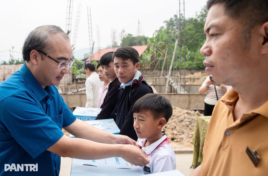 Khởi công nhà Nhân ái, chia sẻ với mất mát của người dân vùng lũ ở Lào Cai - 10 Khởi công nhà Nhân ái, chia sẻ với mất mát của người dân vùng lũ ở Lào Cai - 10