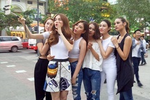 Team Hồ Ngọc Hà gây "náo loạn" phố đi bộ