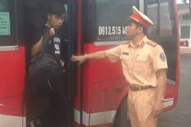 CSGT bắt giữ xe 29 chỗ “nhồi nhét” 64 khách từ Hà Nội đi Ninh Bình