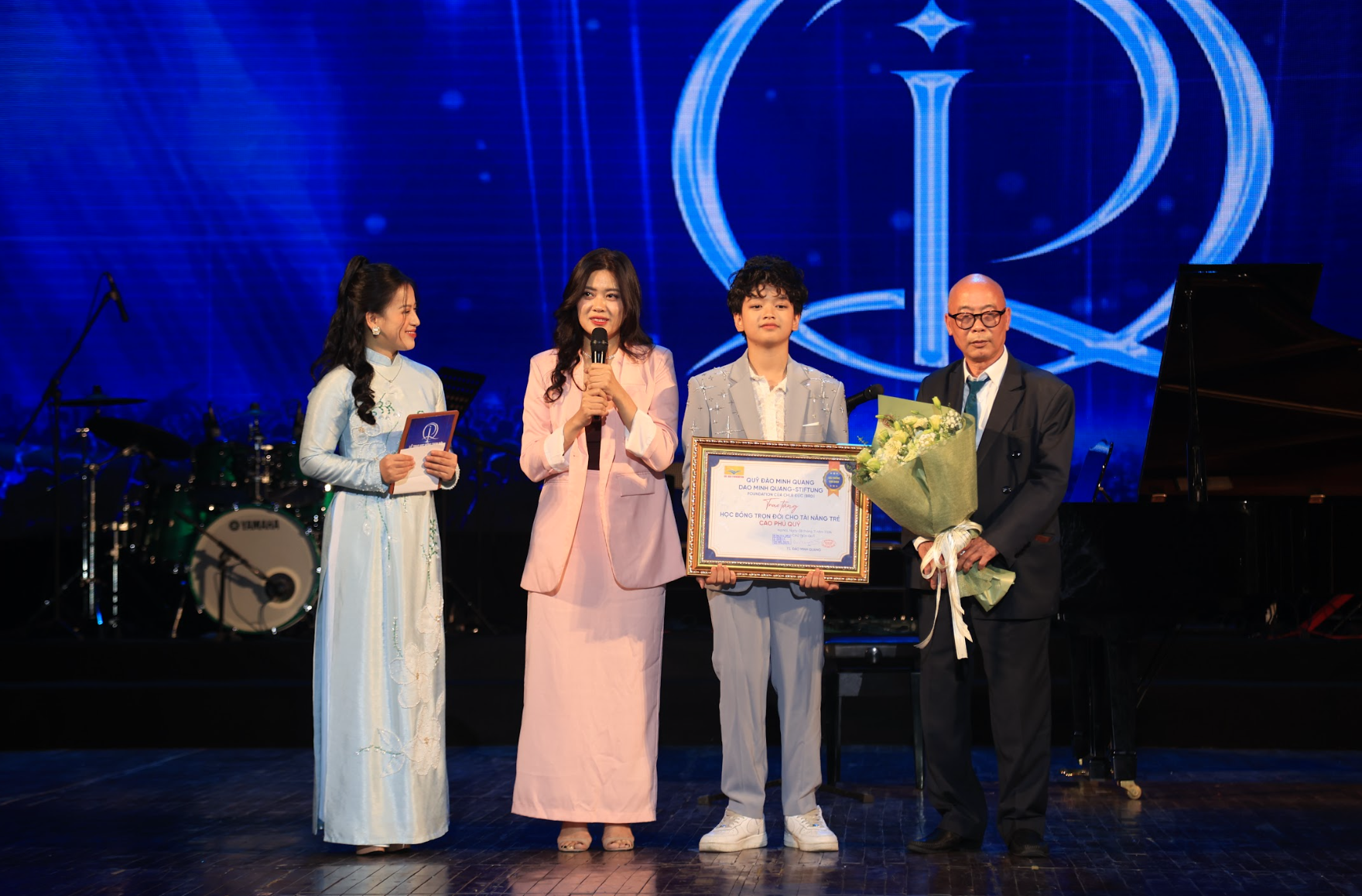 Child singer Cao Phu Quy sings in 4 languages, receives huge scholarship - 1 Ca sĩ nhí Cao Phú Quý hát bằng 4 ngôn ngữ, nhận học bổng khủng - 1