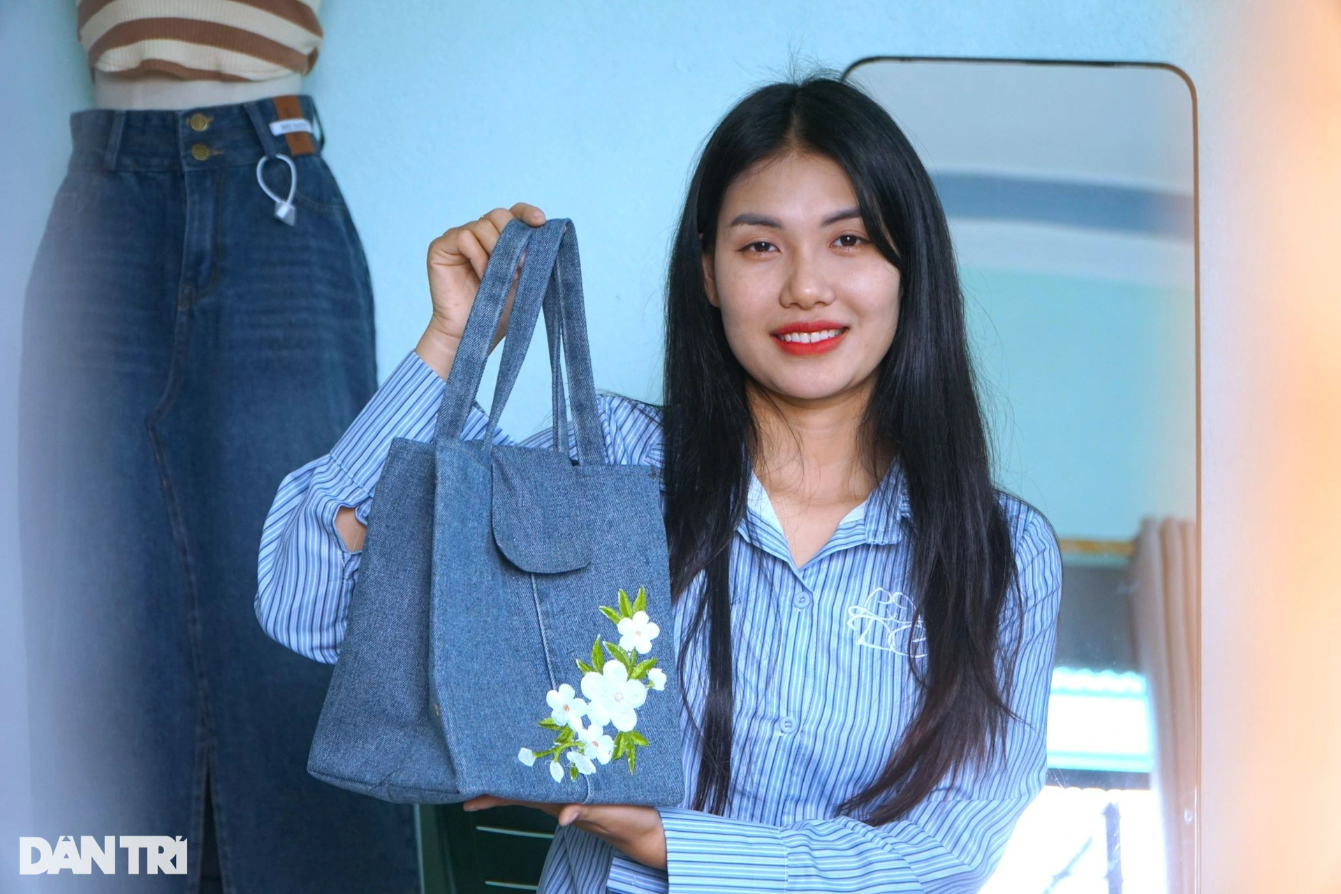 Thanh Hoa hot girl recycles discarded things into fashion products - 5