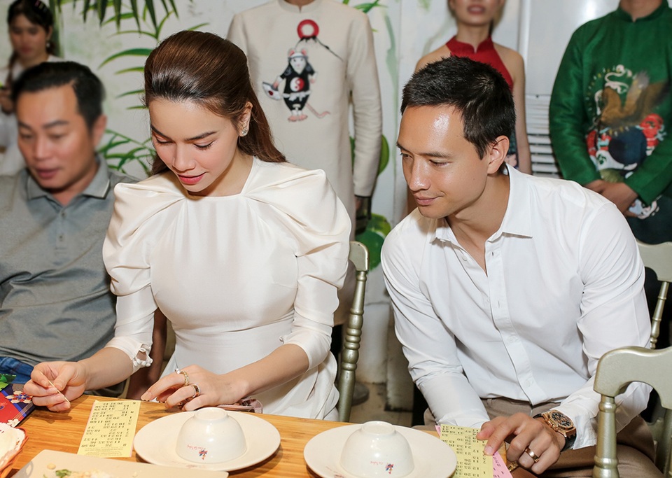 Hồ Ngọc Hà ngại ngùng khi hát lô tô cùng đoàn nghệ sĩ chuyên nghiệp - 5 Hồ Ngọc Hà ngại ngùng khi hát lô tô cùng đoàn nghệ sĩ chuyên nghiệp - 5
