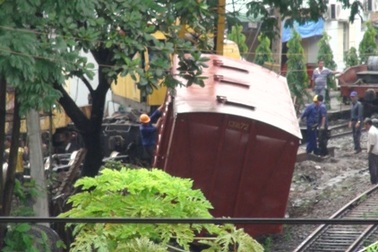 Toa tàu trật đường ray, cần cẩu cứu hộ bị lật nghiêng