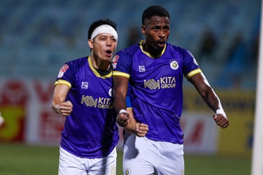 Va chạm mạnh với cầu thủ SL Nghệ An, Văn Quyết lên tiếng