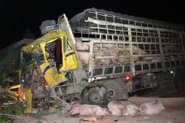 Xe tải nát đầu sau tai nạn, 1 người chết, 3 người bị thương