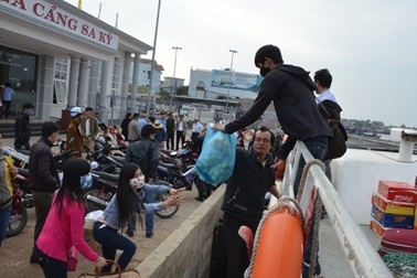 Hàng ngàn người con Lý Sơn hối hả về quê hương Hải đội Hoàng Sa