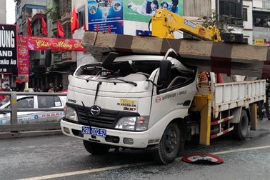 Hà Nội: Xe cẩu “nhổ” tung cổng thép trên cầu vượt