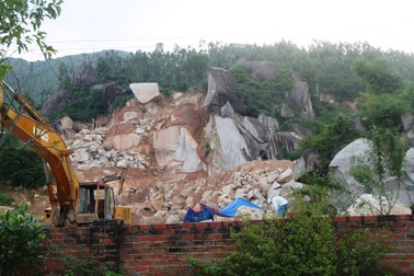 Cử tri bức xúc việc khai thác đá trên núi Hòn Chà