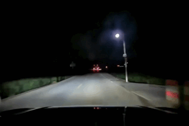 Tạt đầu xe khác để vượt, chiếc SUV lao thẳng xuống ruộng