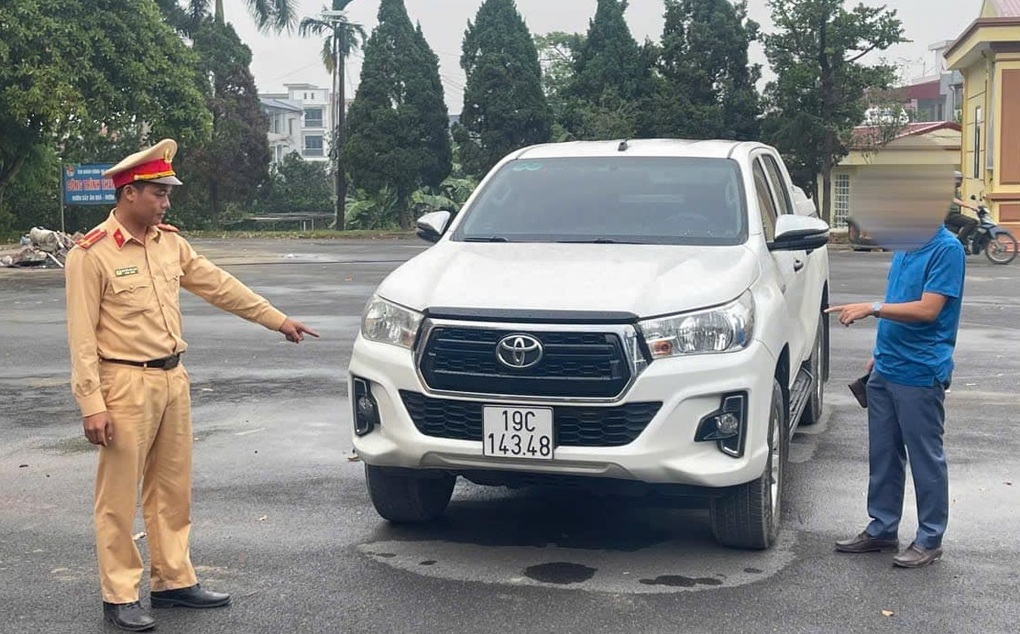 Phóng vun vút khi qua cầu phao Phong Châu, tài xế ô tô bị phạt 5 triệu đồng - 2 Phóng vun vút khi qua cầu phao Phong Châu, tài xế ô tô bị phạt 5 triệu đồng - 2