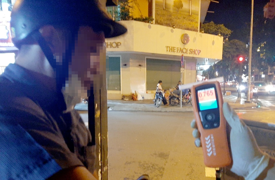 Thanh niên say xỉn “nhờ” CSGT nghe điện thoại để được bỏ qua - 2 Thanh niên say xỉn “nhờ” CSGT nghe điện thoại để được bỏ qua - 2