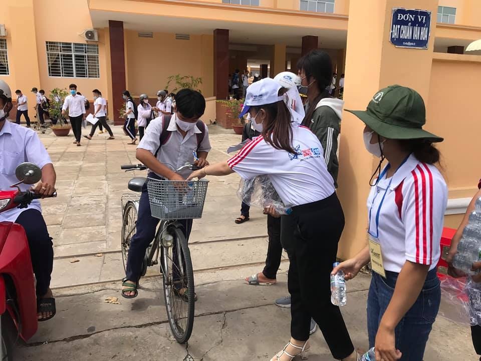 Tuổi trẻ xứ Công tử Bạc Liêu hết mình tiếp sức sĩ tử thi tốt nghiệp THPT - 3 Tuổi trẻ xứ Công tử Bạc Liêu hết mình tiếp sức sĩ tử thi tốt nghiệp THPT - 3