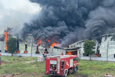 Nhà xưởng hơn 10.000m2 sản xuất mũ bảo hiểm ở Vĩnh Phúc bị cháy rụi