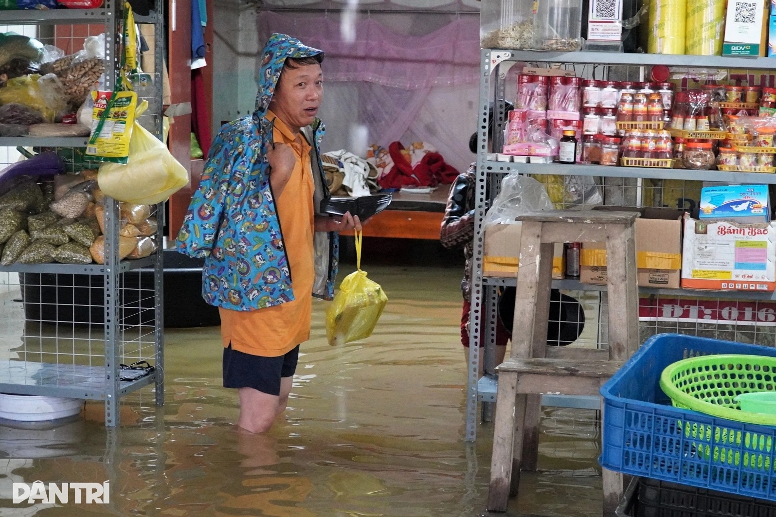 View - Nơi người dân trắng đêm canh nước, chạy lũ 2 lần trong 4 ngày | Báo Dân trí