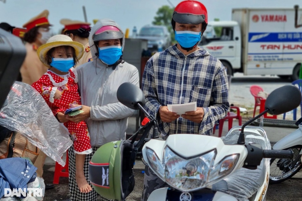 Đôi vợ chồng lượm ve chai được CSGT tặng xe máy, rút ngắn con đường về quê - 1 Đôi vợ chồng lượm ve chai được CSGT tặng xe máy, rút ngắn con đường về quê - 1