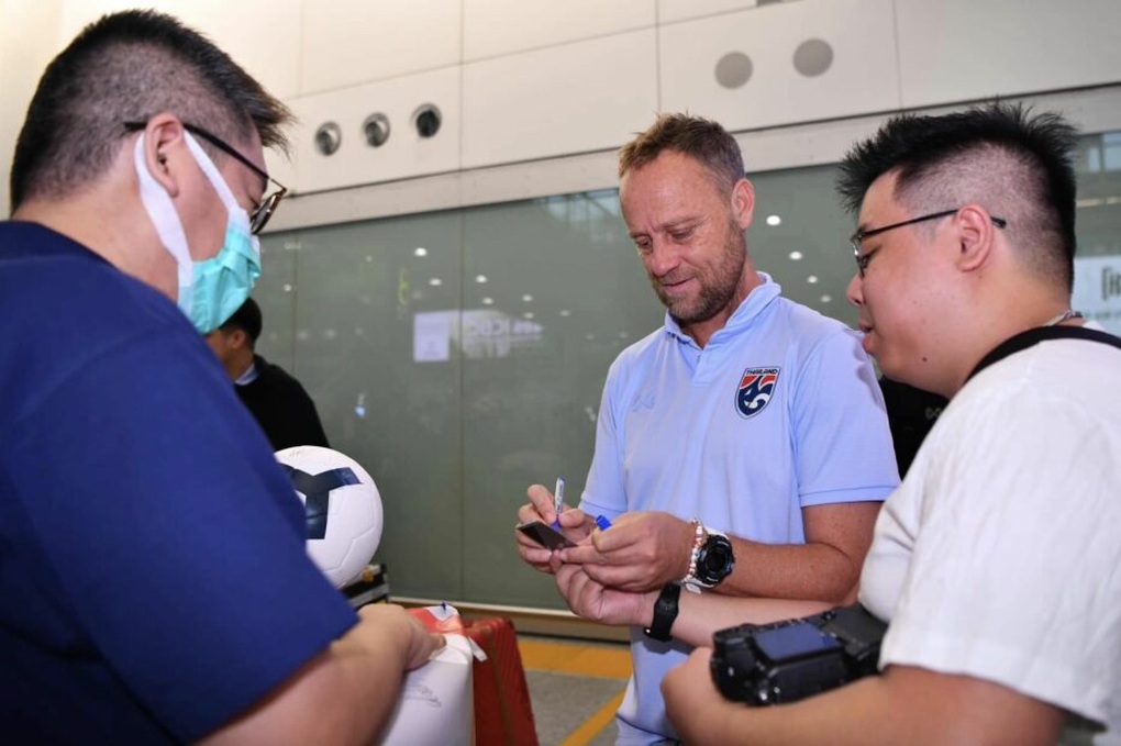 HLV Mano Polking hé lộ khả năng chia tay đội tuyển Thái Lan - 2