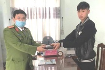 Nam sinh lớp 10 nhờ công an tìm, trả lại tài sản cho người đánh rơi