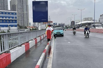 Người đàn ông bỏ lại taxi rồi nhảy cầu Sài Gòn