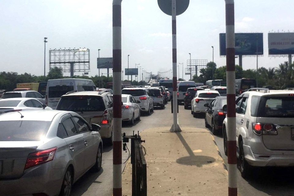 Kẹt xe kinh hoàng, trạm thu phí quyết không xả trạm, cãi yêu cầu của CSGT - 2 Kẹt xe kinh hoàng, trạm thu phí quyết không xả trạm, cãi yêu cầu của CSGT - 2