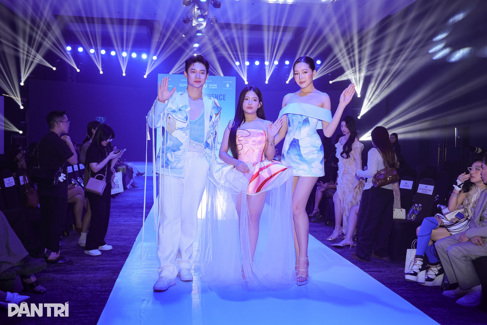 Á hậu Châu Anh trở lại thảm đỏ đầy quyến rũ sau khi được thăng hàm Trung úy - 13 Á hậu Châu Anh trở lại thảm đỏ đầy quyến rũ sau khi được thăng hàm Trung úy - 13