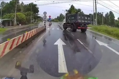 Quay đầu xe tại nơi có biển cấm, xe tải gây tai nạn cho xe đi phía sau