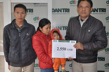 Bé Khánh Thi tiếp tục nhận 2550 USD của bạn đọc giúp đỡ