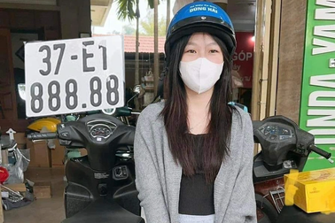 Nữ sinh viên trường đại học ở Hà Nội bấm được biển số "ngũ quý 8"