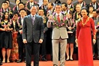 Herbalife Việt Nam nhận giải thưởng Rồng Vàng 2012