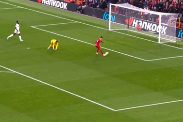 Ngôi sao Liverpool bỏ lỡ khó tin trước khung thành bỏ trống