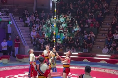 Thót tim xem nghệ sĩ biểu diễn tại Rạp xiếc trung ương