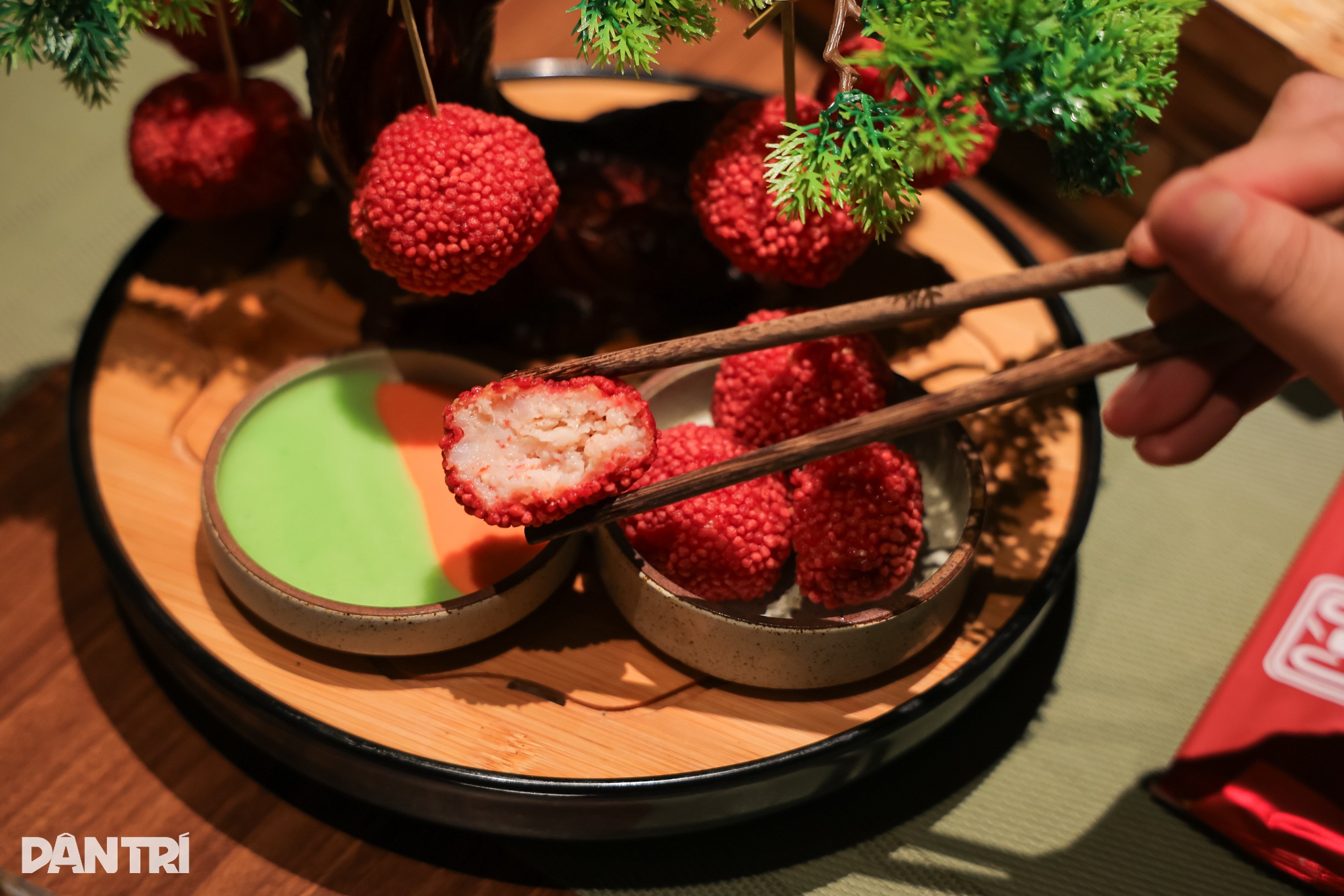 Quán ở Hà Nội mang cả cây vải lên bàn ăn, khách rần rần check-in - 3 Quán ở Hà Nội mang cả cây vải lên bàn ăn, khách rần rần check-in - 3