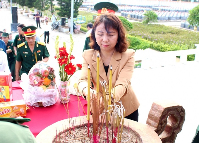 Phó Giám đốc Sở LĐ-TB&XH Trà Vinh Phạm Thị Hồng Diễm thắp hương tri ân các anh hùng liệt sĩ tại nghĩa trang liệt sĩ thị xã Duyên Hải.