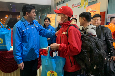 Chuyến bay đặc biệt đưa hàng trăm công nhân về quê đón Tết