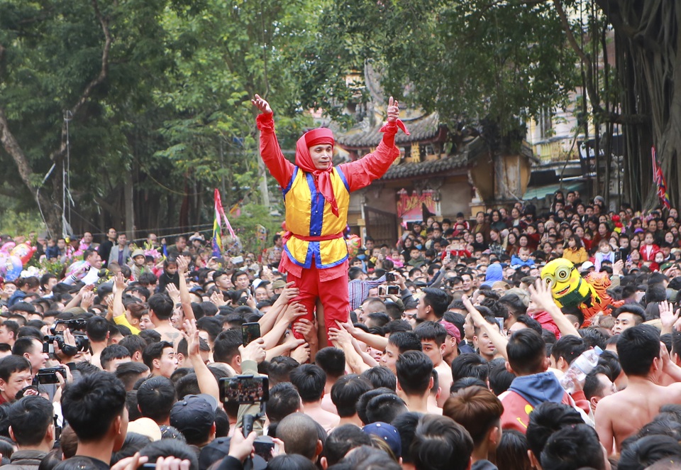 Hàng nghìn người tham dự lễ rước quả pháo khổng lồ ở Đồng Kỵ - 9 Hàng nghìn người tham dự lễ rước quả pháo khổng lồ ở Đồng Kỵ - 9