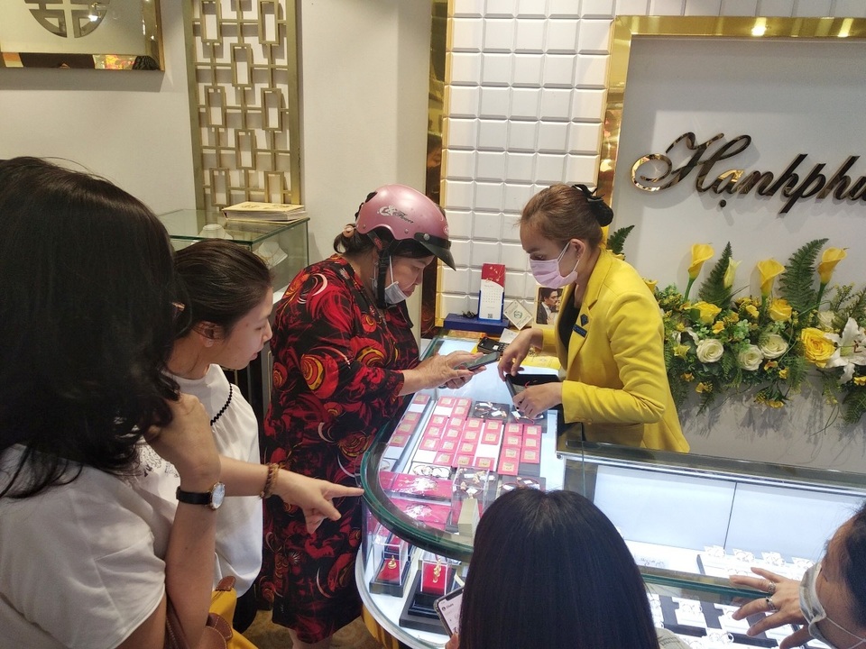 Trong vài giờ, vàng bật tăng “phi mã” đến 400.000 đồng/lượng - 1 Trong vài giờ, vàng bật tăng “phi mã” đến 400.000 đồng/lượng - 1