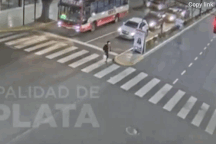 Lọt giữa hai ô tô đang lao vào nhau, người phụ nữ thoát hiểm đầy may mắn