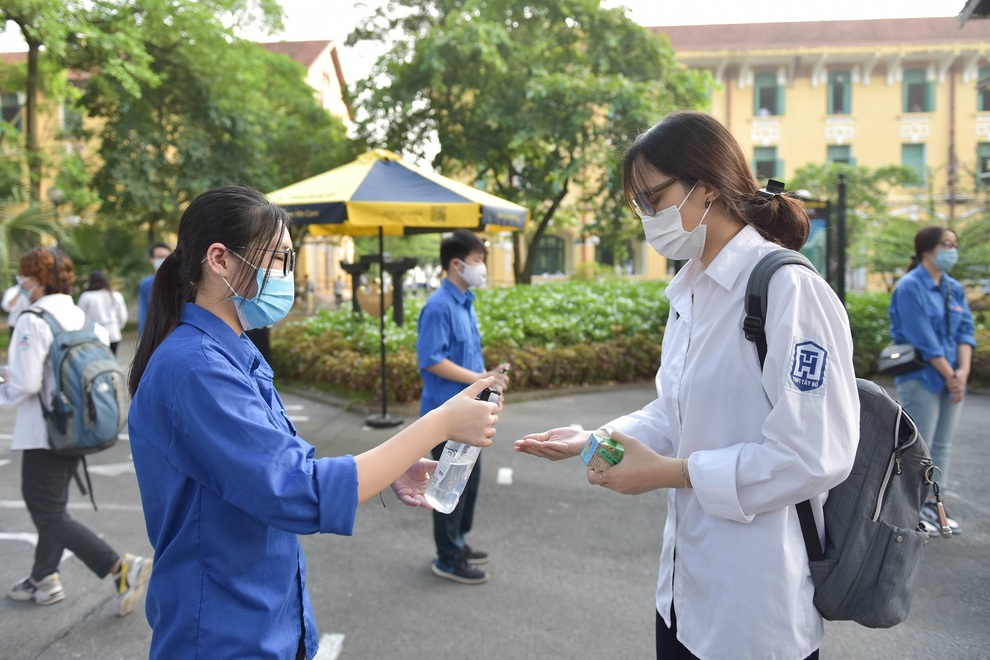 Bộ trưởng Nguyễn Kim Sơn thị sát điểm thi - 1 Bộ trưởng Nguyễn Kim Sơn thị sát điểm thi - 1