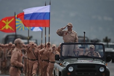 Video lính Nga duyệt binh mừng chiến thắng phát xít ở Hmeymim,Syria