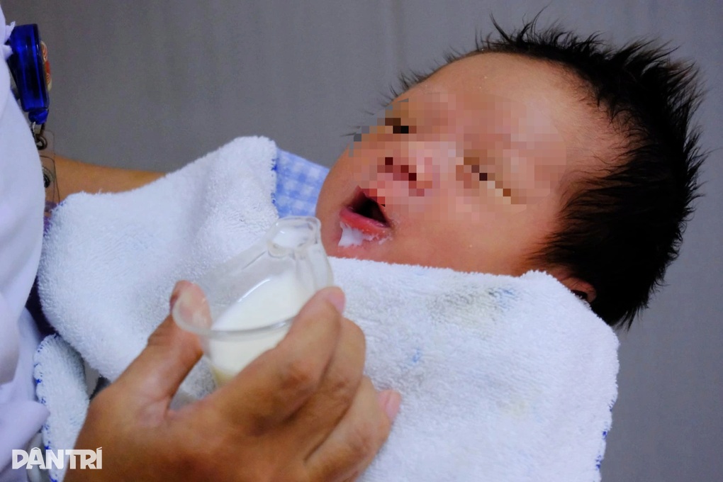 Bác sĩ Bệnh viện Từ Dũ: Không thể xem sữa mẹ là dạng thực phẩm đơn thuần - 1 Bác sĩ Bệnh viện Từ Dũ: Không thể xem sữa mẹ là dạng thực phẩm đơn thuần - 1