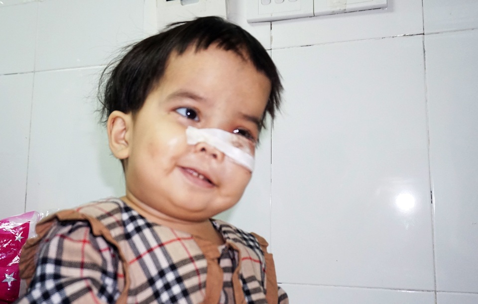 Nụ cười nhói lòng của bé gái mắc bệnh xương hóa đá hiếm gặp - 5 Nụ cười nhói lòng của bé gái mắc bệnh xương hóa đá hiếm gặp - 5